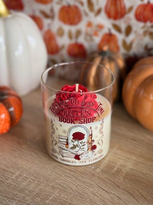 Grande bougie "Belle's Book Shop" parfum Pivoine