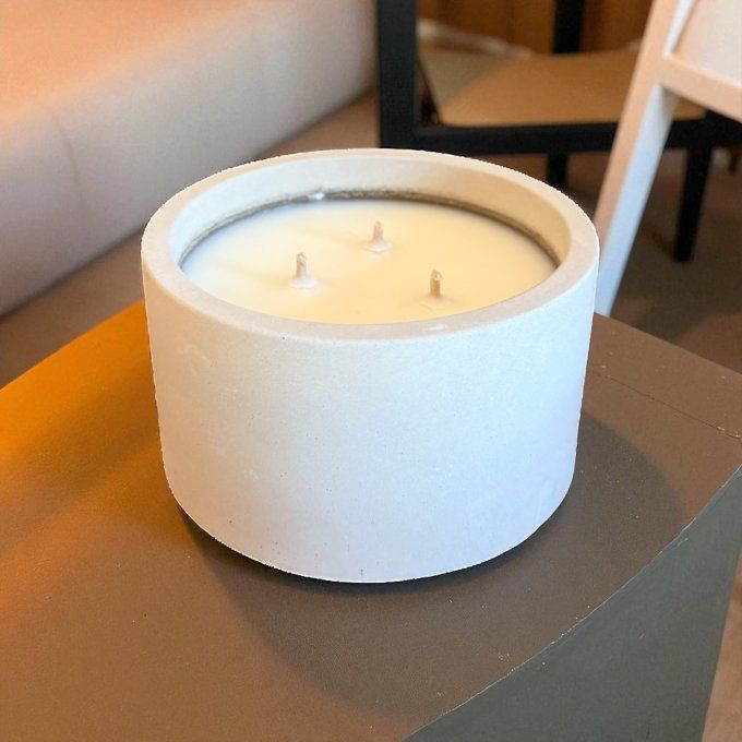 Bougie en béton ronde trois mèches - parfum au choix 