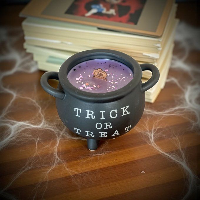 Bougie mèche en bois Chaudron "trick or treat" parfum et couleur au choix