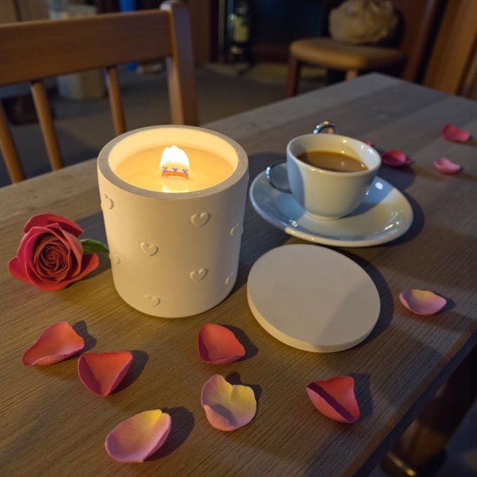 Bougie en jesmonite "Petis coeurs" parfum au choix