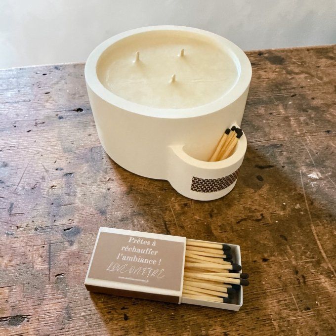 Bougie ronde en jesmonite " 3 mèches" avec sa boite d'allumettes parfum au choix  