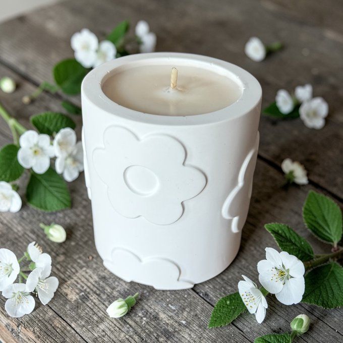 Bougie en jesmonite "grosses fleurs" parfum au choix 