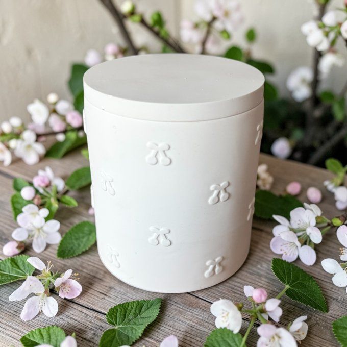 Bougie en jesmonite "Petites cerises" parfum au choix 