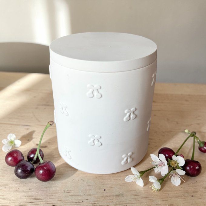 Bougie en jesmonite "Petites cerises" parfum au choix 