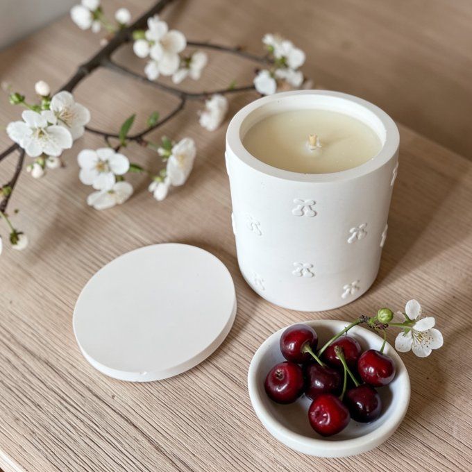 Bougie en jesmonite "Petites cerises" parfum au choix 