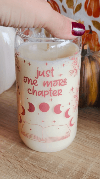 Grande bougie "Just one more chapter" parfum Feu de Bois